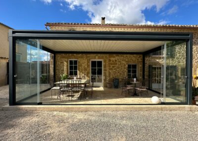 Pergola bioclimatique fermeture jardin d'hivers abri verrière rochegude