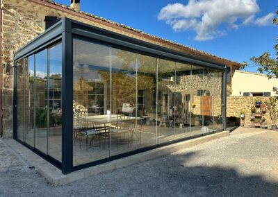 Pergola bioclimatique fermeture jardin d'hivers abri verrière rochegude