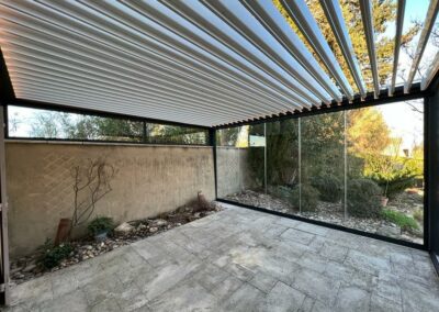 Pergola bioclimatique fermeture jardin d'hivers abri verrière rochegude