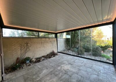 Pergola bioclimatique fermeture jardin d'hivers abri verrière rochegude