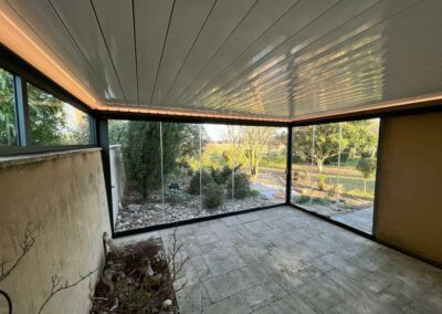 Pergola bioclimatique fermeture jardin d'hivers abri verrière rochegude